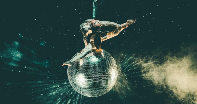 Booking Las Vegas Variety Shows Around Holiday Weekends